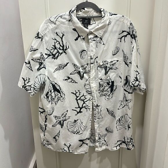 H&M Other - Unique Mens Shell and ocean theme Short Sleeve Button Down Size am
